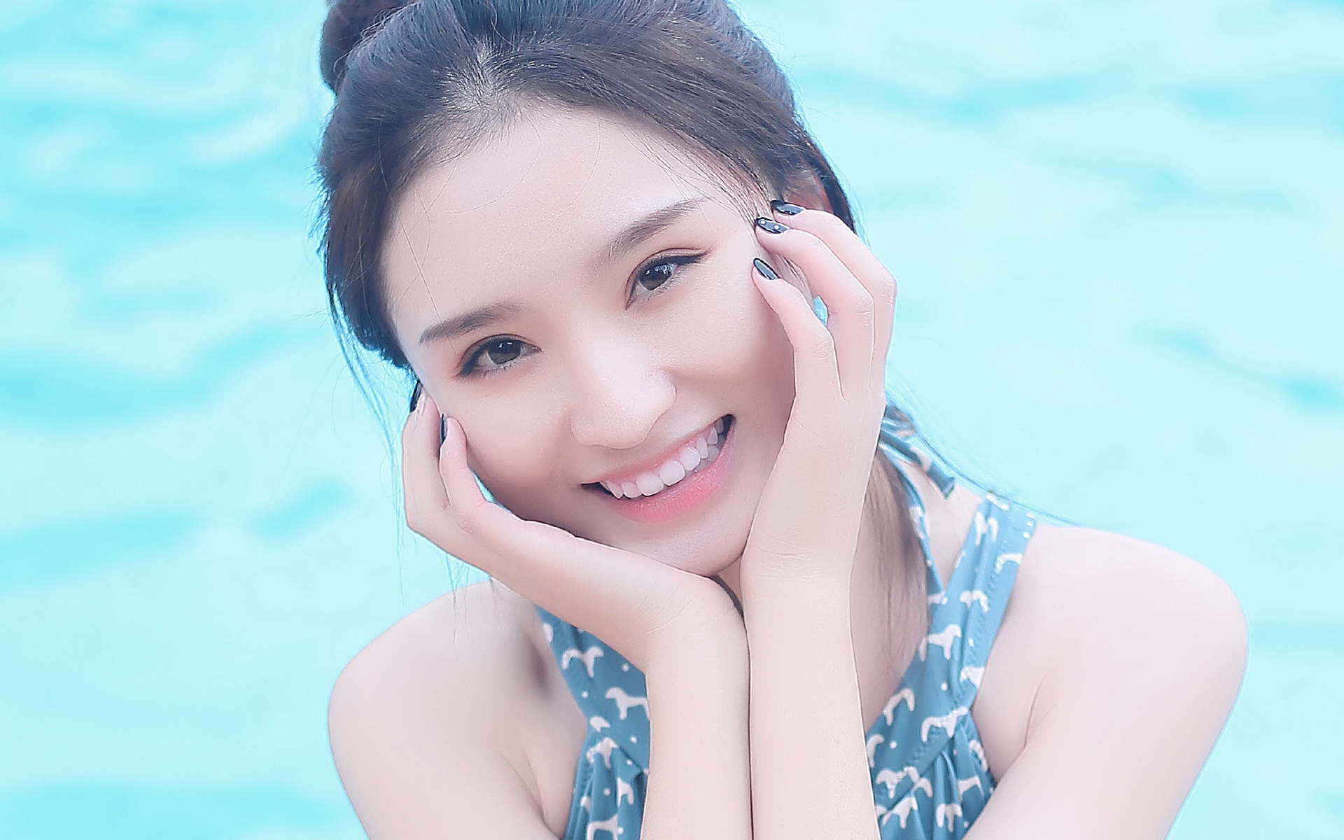 清凉夏日美女泳装写真