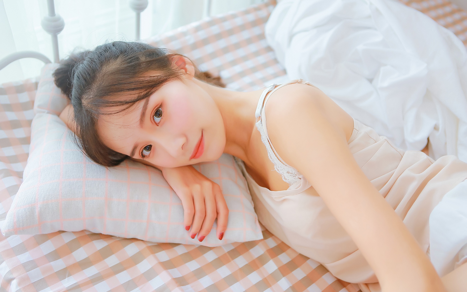 一颦一笑很动人