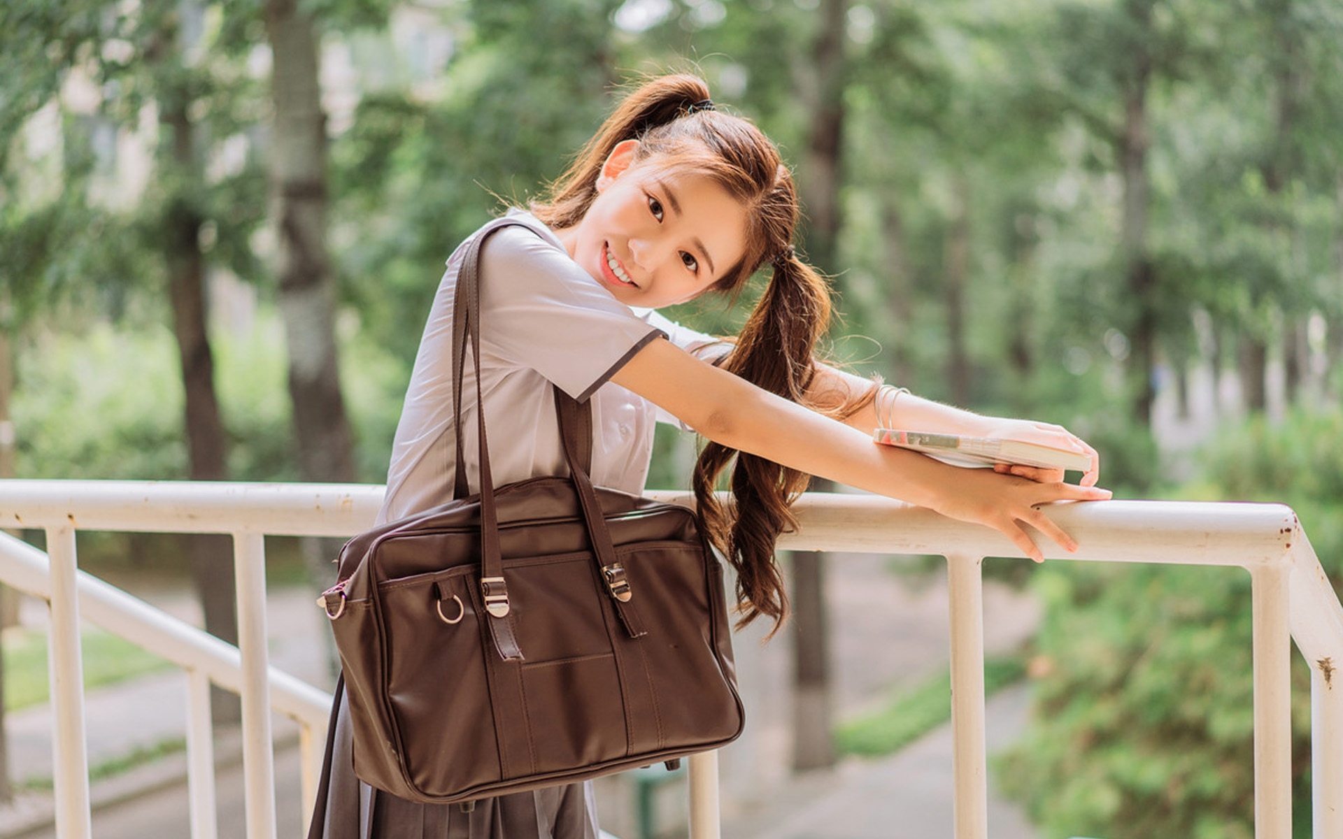 扎着马尾辫的校园美少女