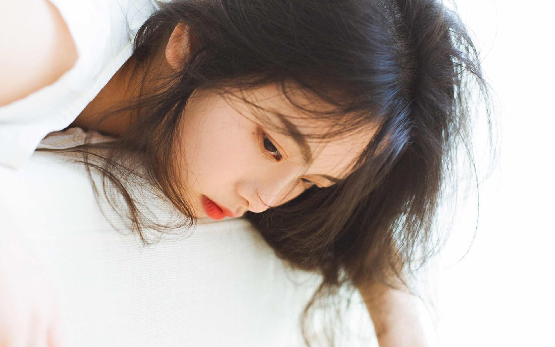 慵懒甜美的漂亮姑娘