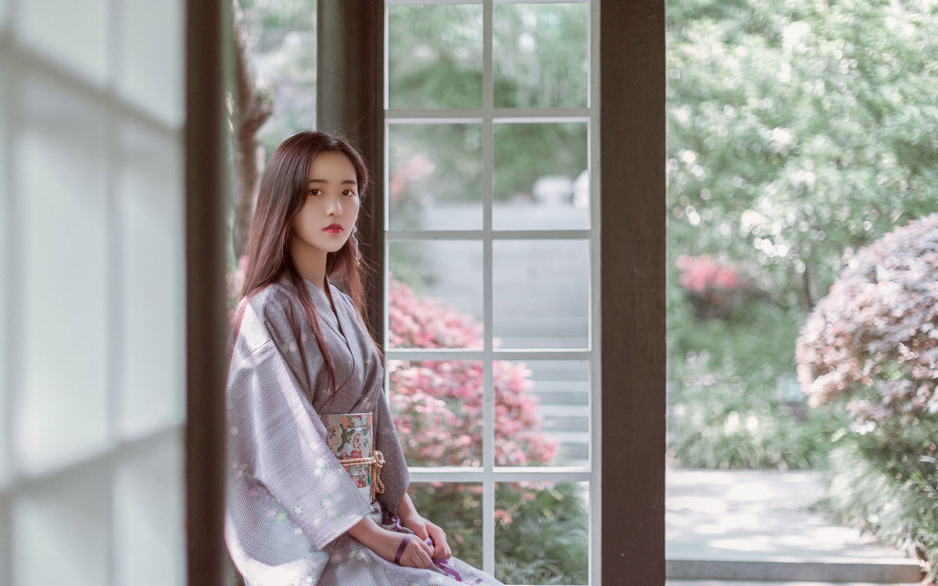 唯美和服女子面带桃花