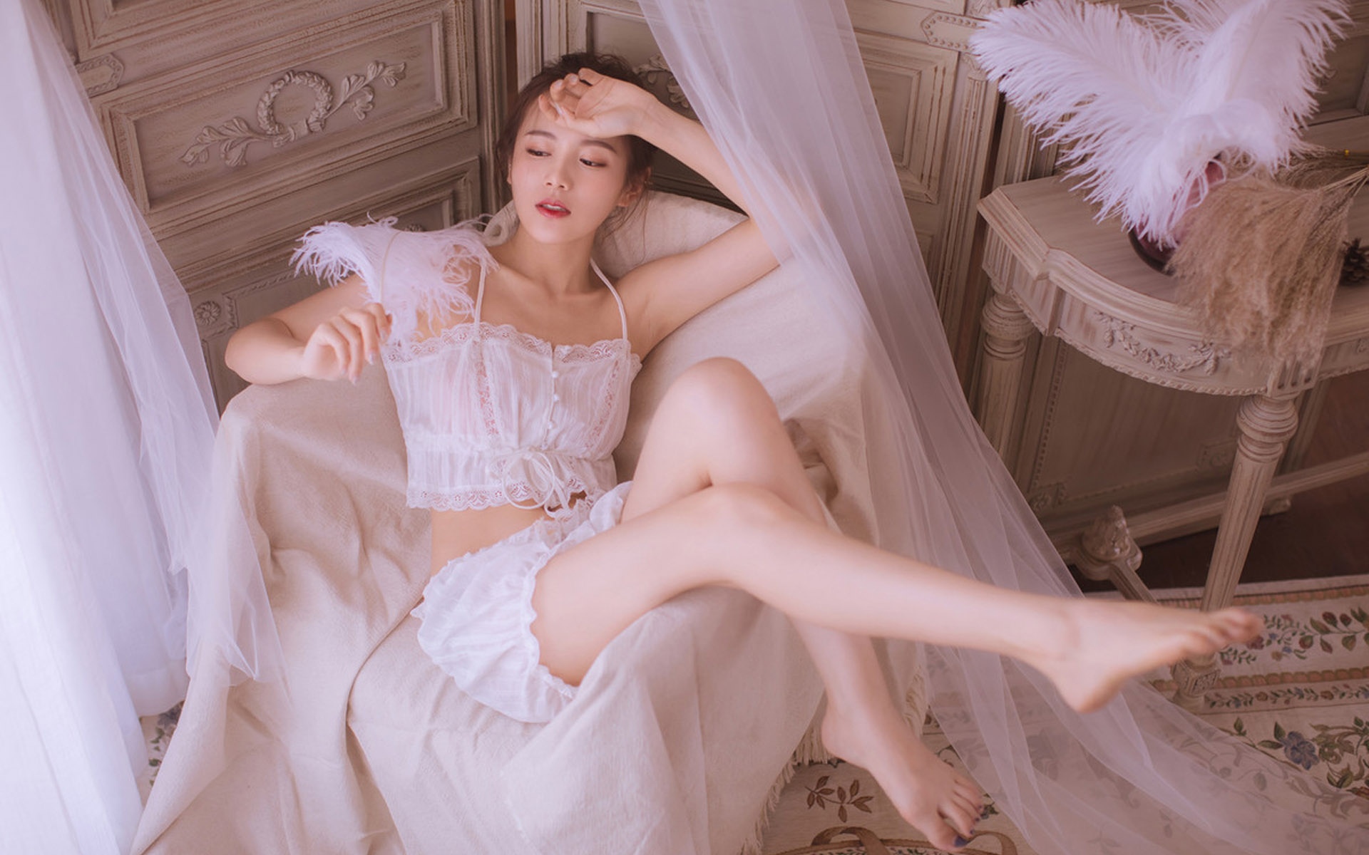 穿吊带服的清纯性感少女