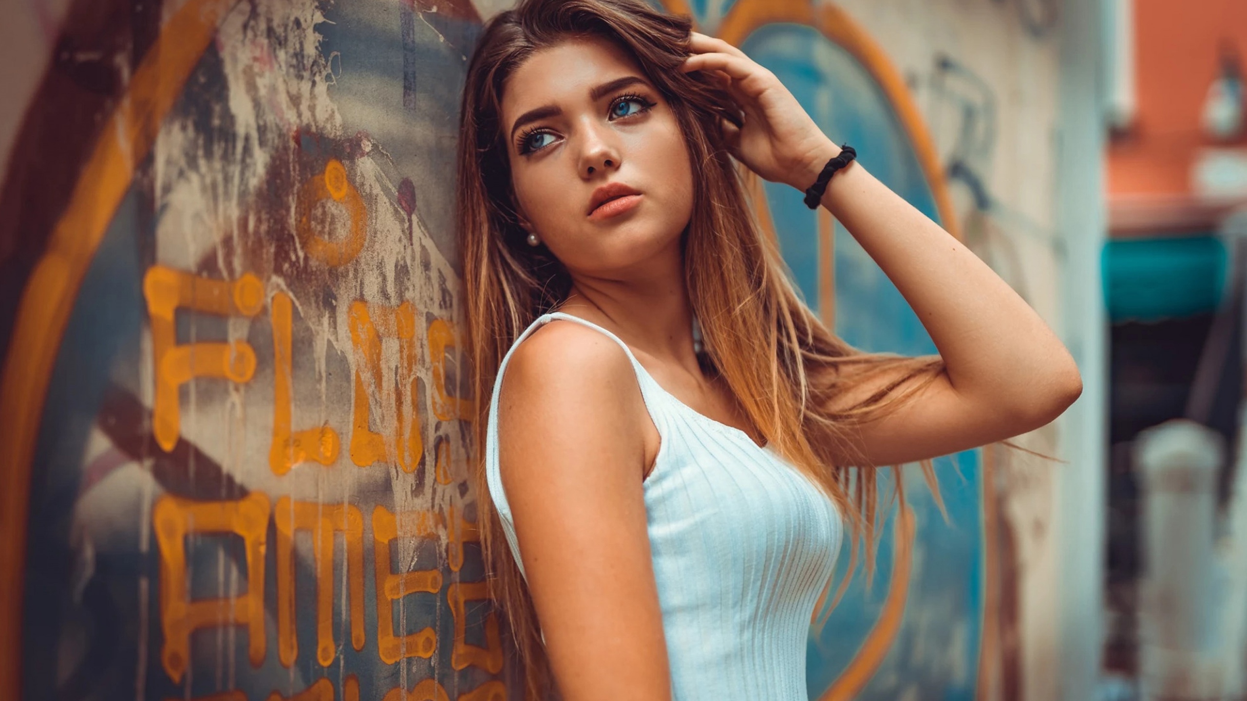 顾盼遗光彩，长啸气若兰