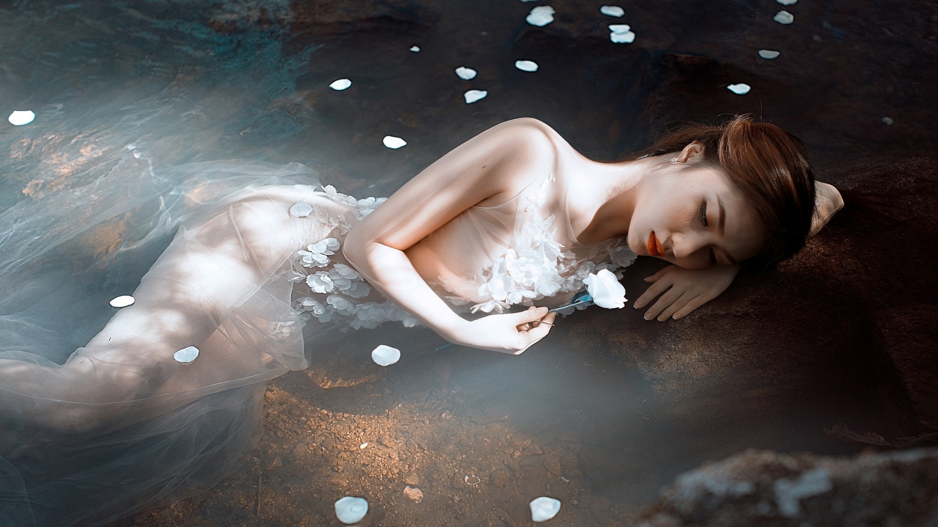 顾盼遗光彩，长啸气若兰