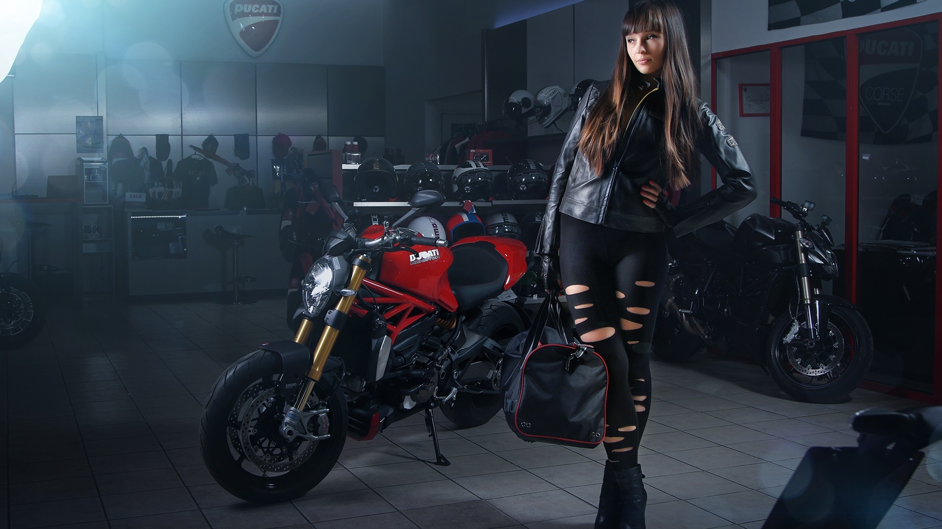 美艳火辣机车美女