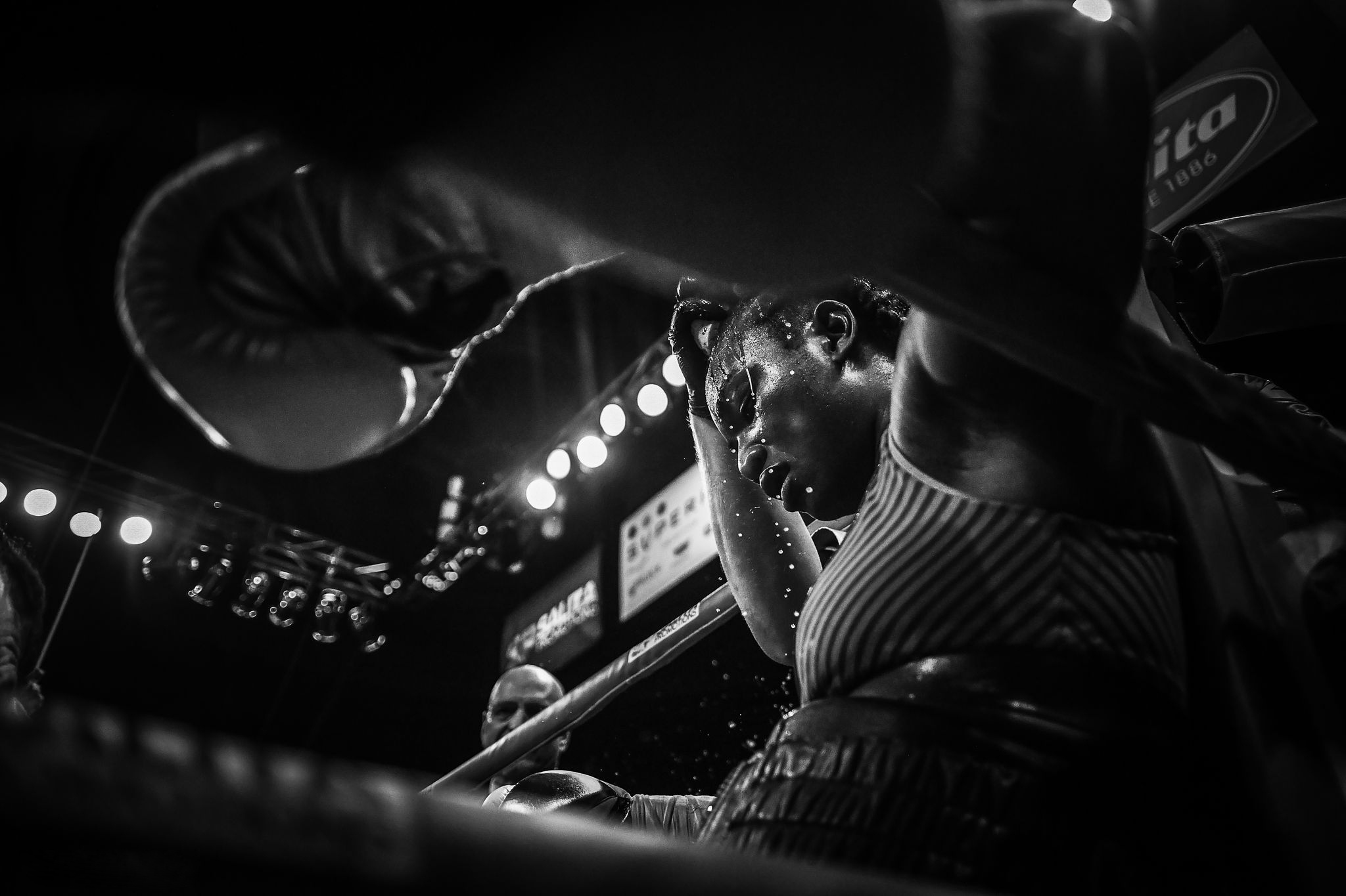 拳击手Claressa Shields在角落处休息