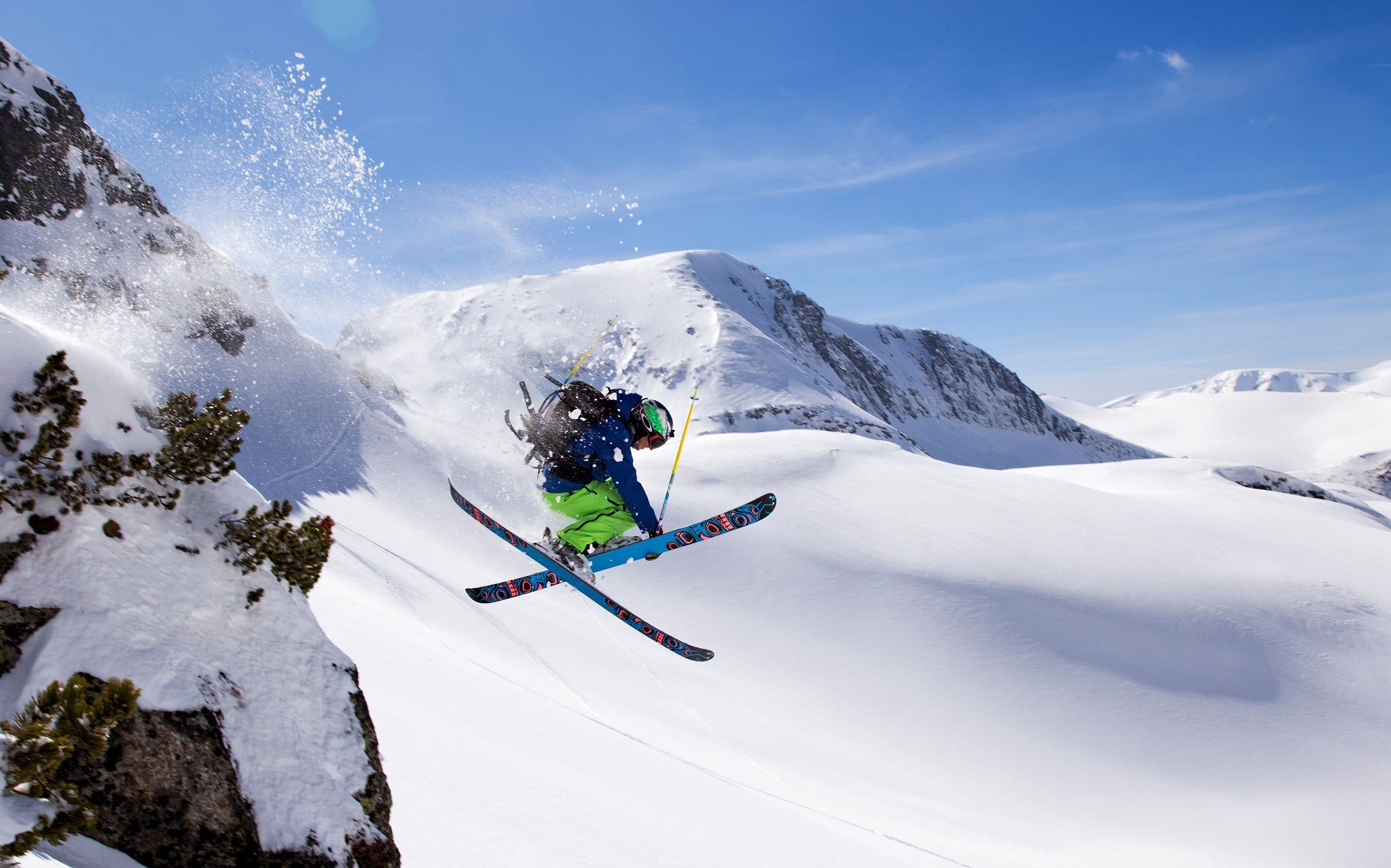 一名滑雪者跳跃到空中
