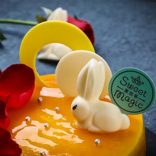 中秋节的玉兔蛋糕