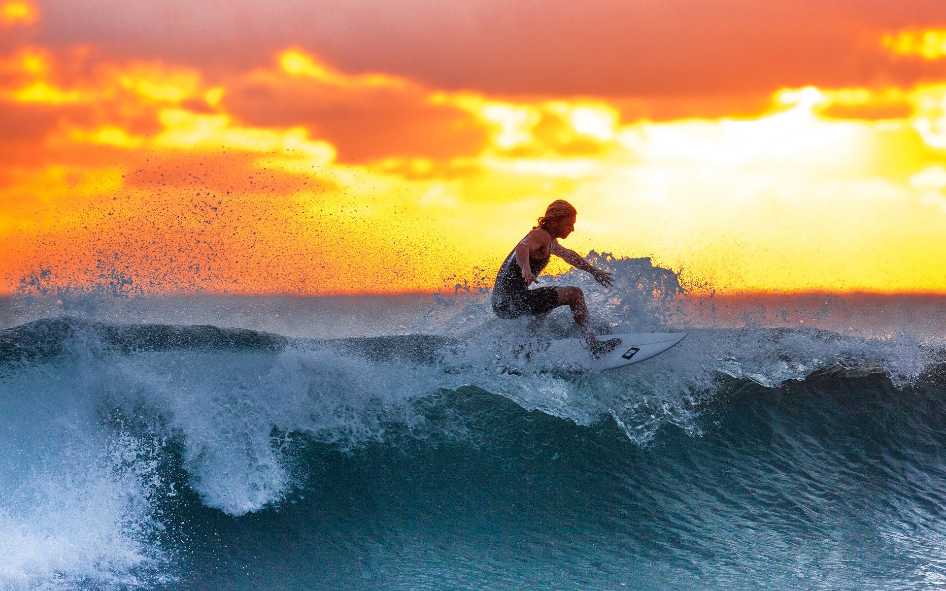 在大浪中前行的人