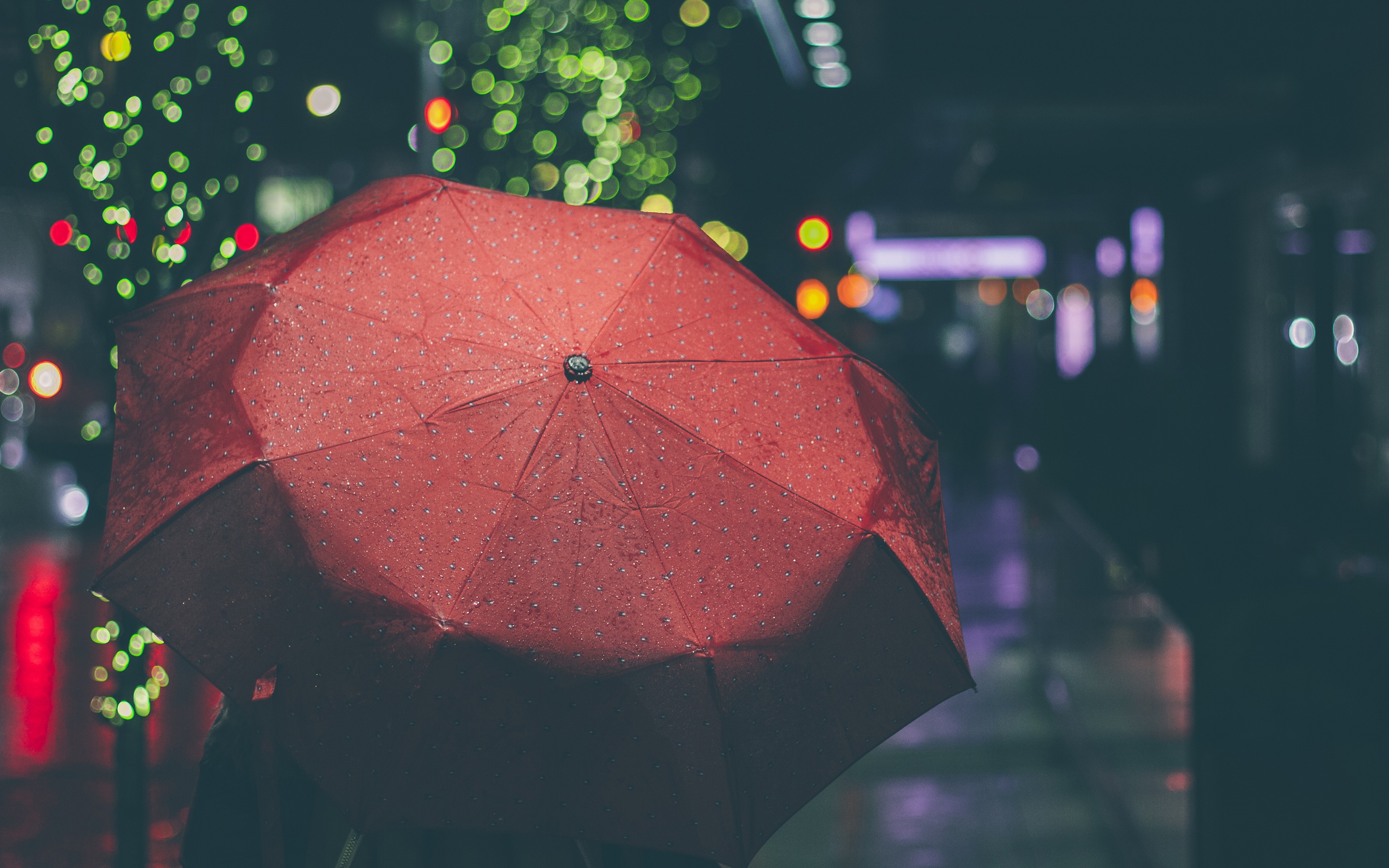 一个男人孤独淋雨伤感背影