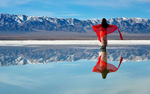 茶卡盐湖红衣少女
