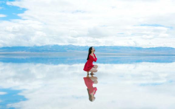 茶卡盐湖红衣少女