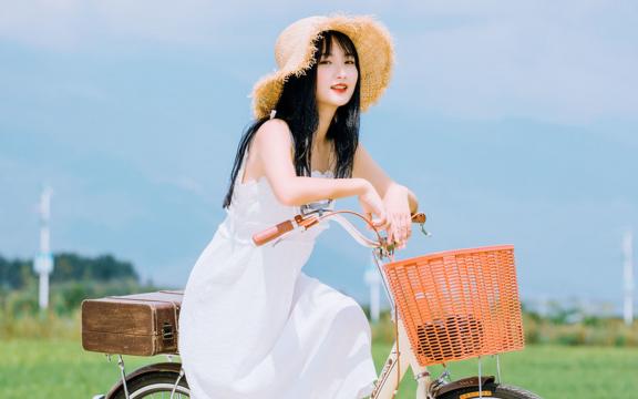 阳光明媚少女小清新户外写真