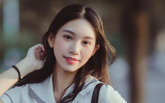 甜美可爱的制服少女