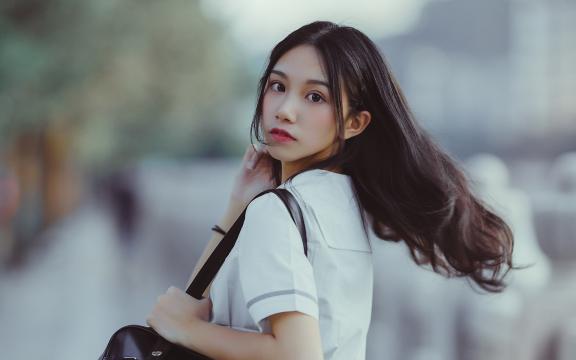 甜美可爱的制服少女