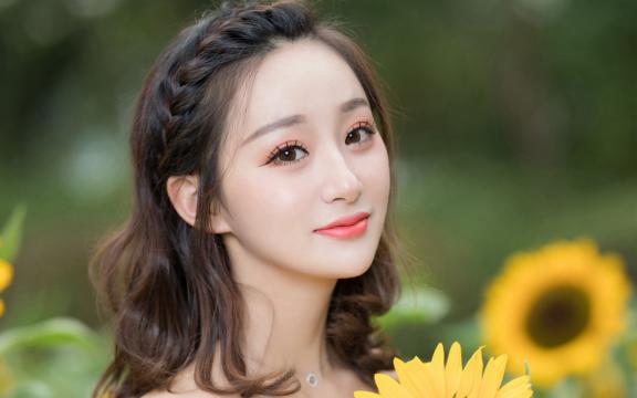 美人在花中,美如在画中