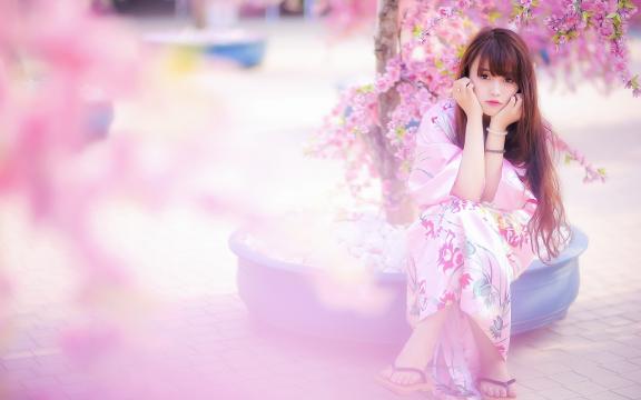 和服美女漫步在花海中