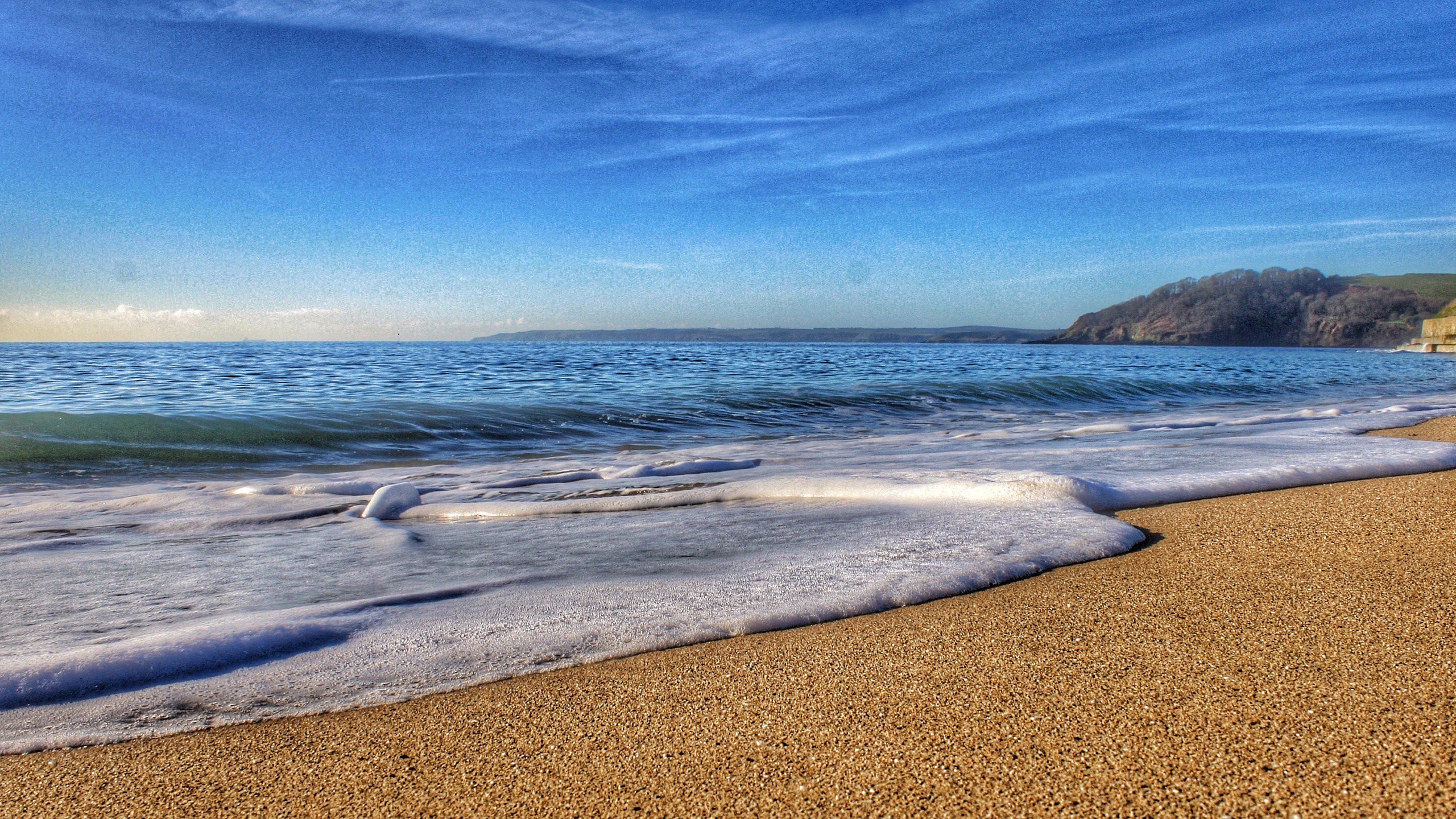 大海像个喜怒无常的巨人