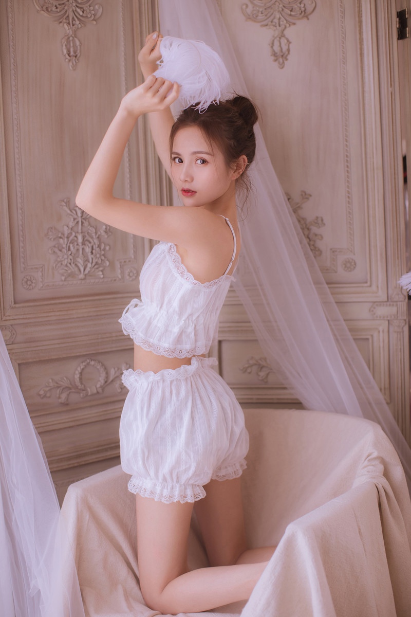 丸子头清纯美居家少女