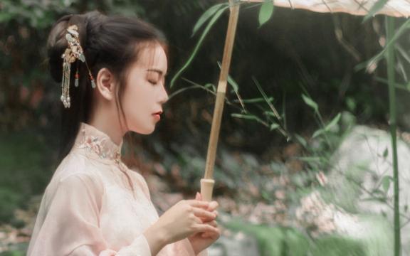 撑着油纸伞汉服美女