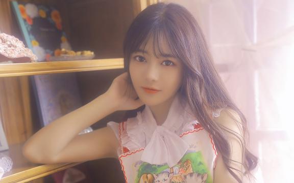 暖色调少女制服居家迷人写真