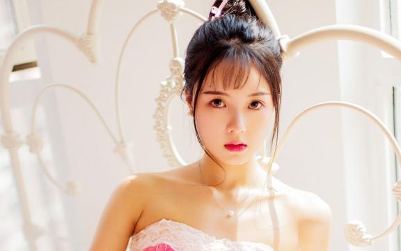 一颦一笑很动人