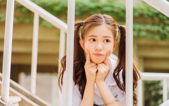 扎着马尾辫的校园美少女