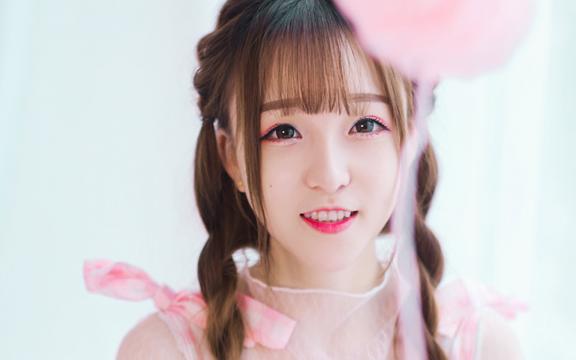 粉嫩的俏皮少女