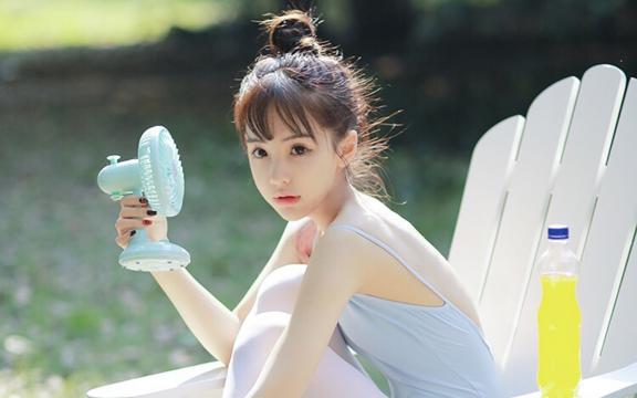 呆萌大眼妹子清凉写真