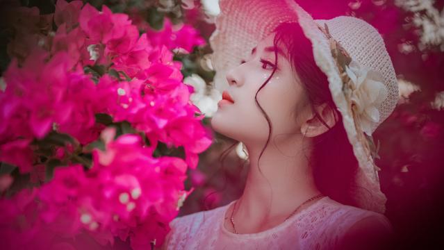 花海中的漂亮仙女