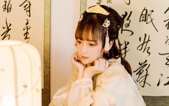 温文尔雅的古装美女