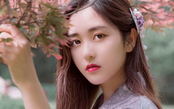 唯美和服女子面带桃花