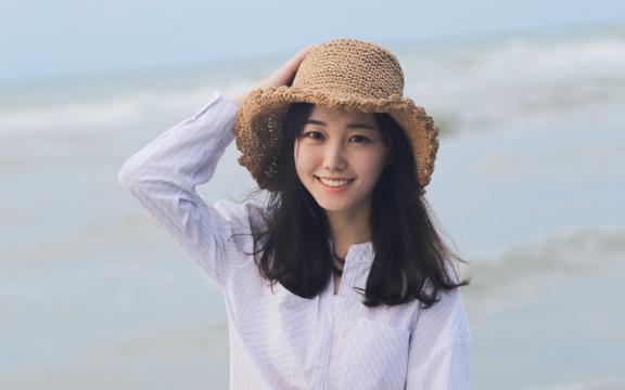 长相甜美的少妇对着你微微一笑