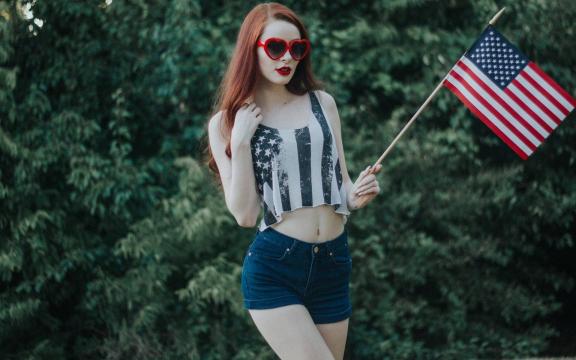 风情万种的美女有着飘逸的秀发