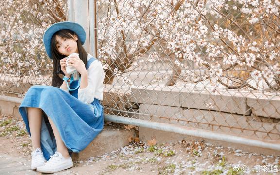 俏皮可爱户外美少女写真