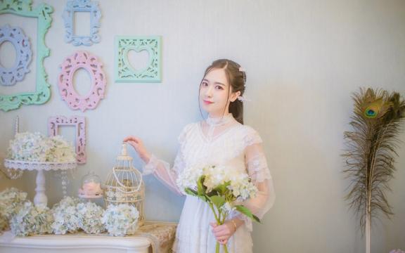 气质美女梦幻蕾丝裙唯美写真