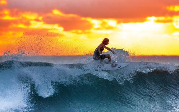 在大浪中前行的人