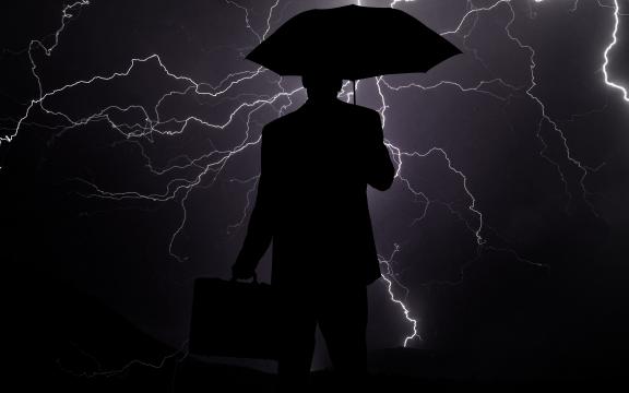 一个男人孤独淋雨伤感背影