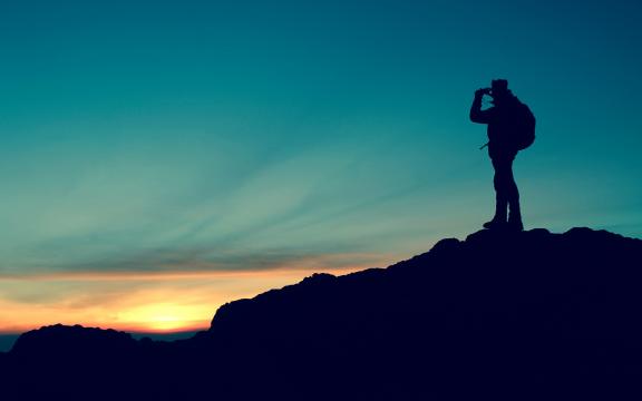 傍晚夕阳下一个男人孤独的背影