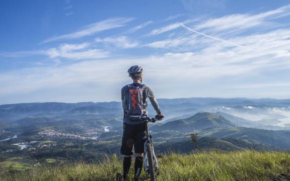 一个男子孤独的背影