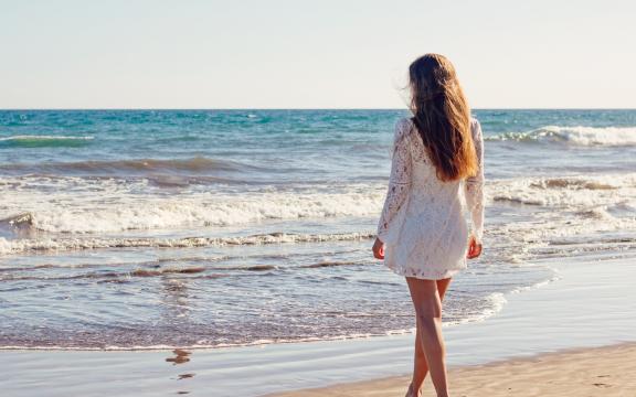 独自一个人在看风景的女生背影