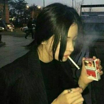抽烟的女人