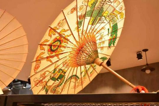 精致的西湖绸伞