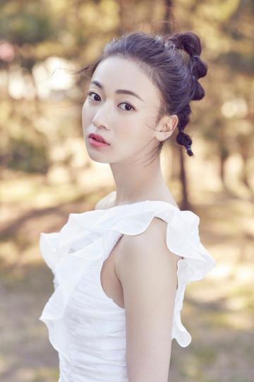 吴谨言时髦的妆容