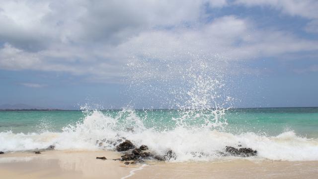大海像个喜怒无常的巨人