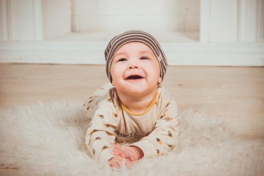 可爱的小孩子看起来很幸福