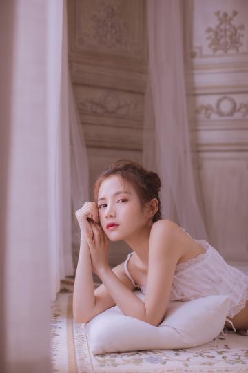 丸子头清纯美居家少女