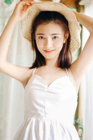 清纯可人妩媚动人的校花